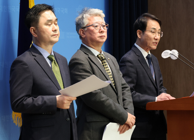 민주당을 탈당한 '원칙과 상식' 의원들이 10일 국회에서 기자회견을 하고 있다. 왼쪽부터 김종민, 조응천, 이원욱 의원. 연합뉴스